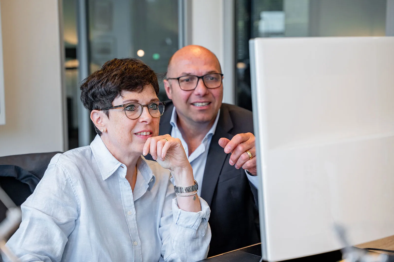 Katrin Arnold und Christian Krämer analysieren gemeinsam Inhalte am Bildschirm