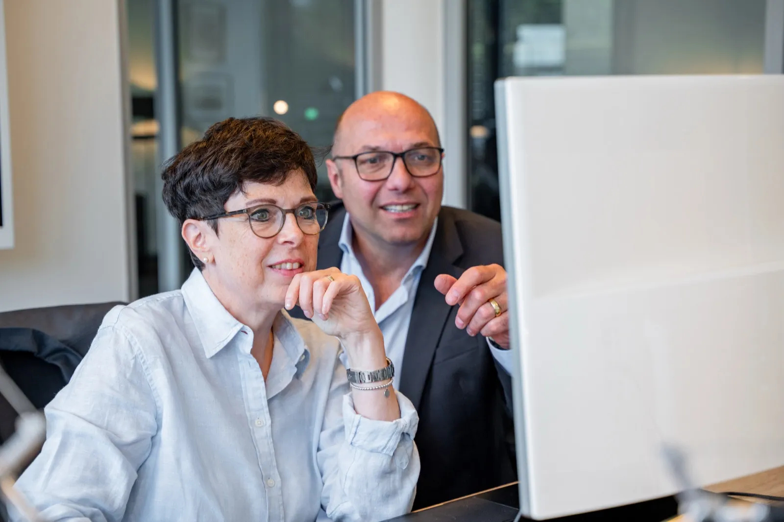 Katrin Arnold und Christian Krämer analysieren gemeinsam Inhalte am Bildschirm