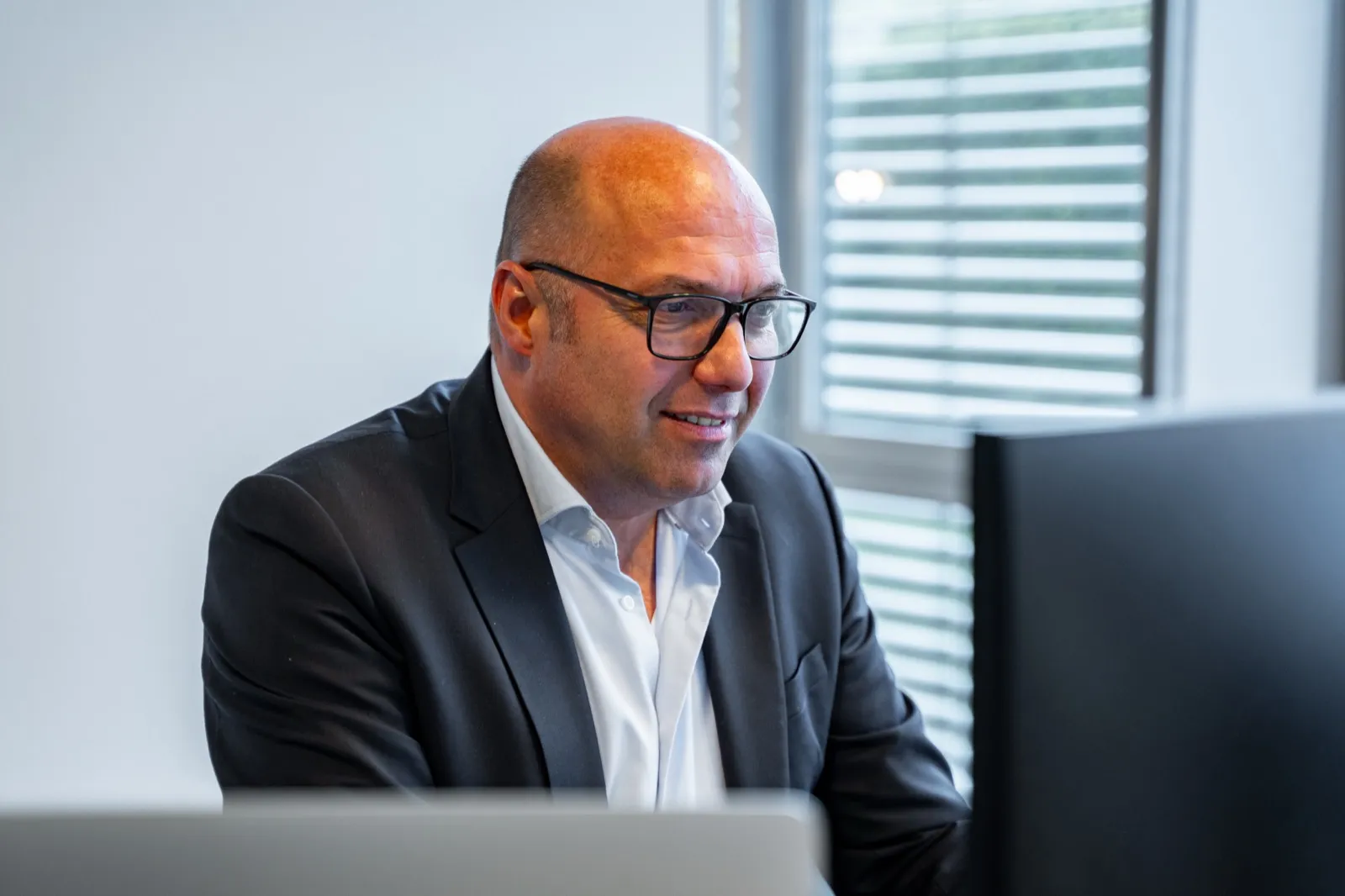 Christian Krämer arbeitet konzentriert am Bildschirm