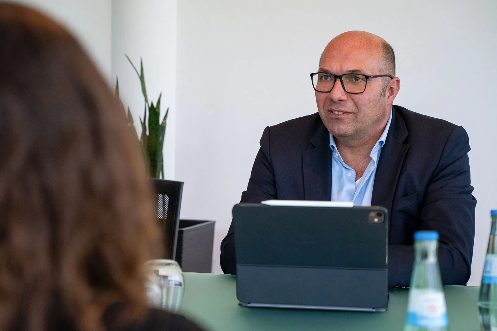 Christian Krämer im Gespräch am Konferenztisch