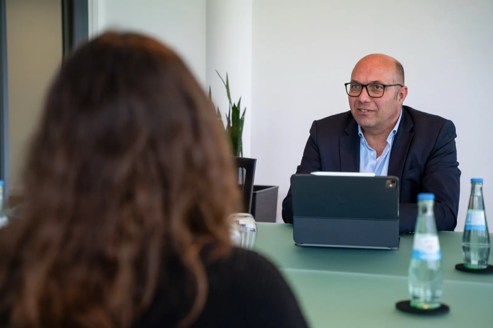 Christian Krämer im Gespräch am Konferenztisch