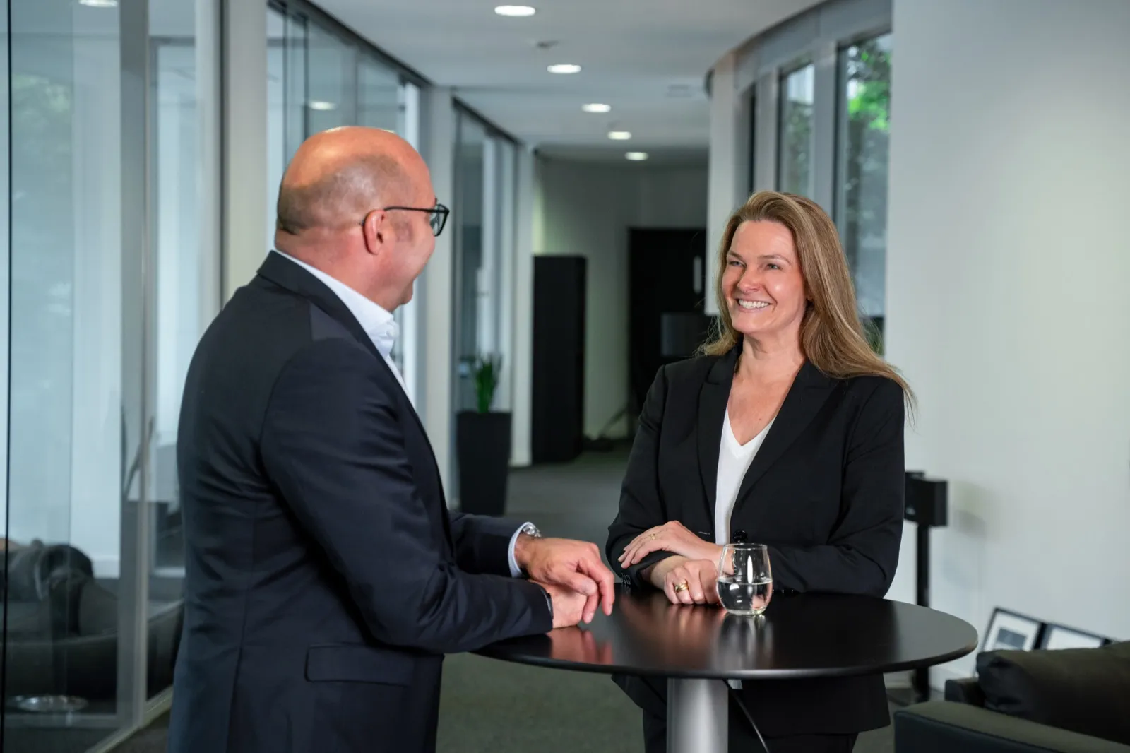 Christian Krämer und Ute Wedekind im Gespräch am Stehtisch