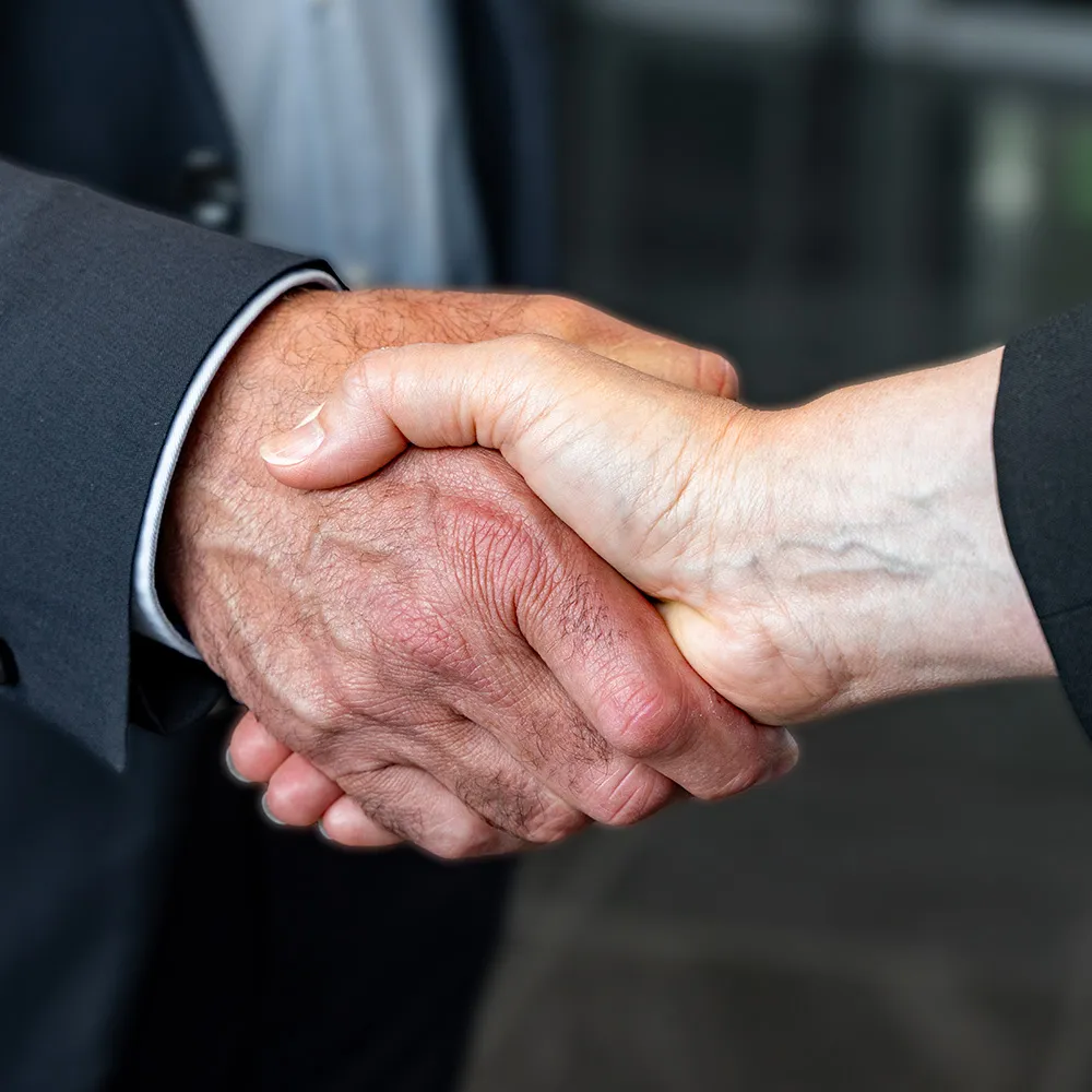 Beratungssituation im Unternehmen mit fokussiertem Austausch im modernen Büro