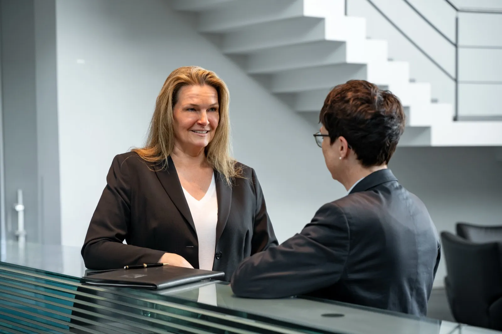 Ute Wedekind und Katrin Arnold im Gespräch am Empfang