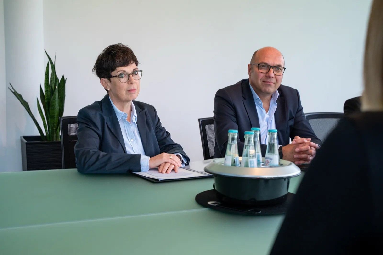Katrin Arnold und Christian Krämer in einer Besprechung am Konferenztisch