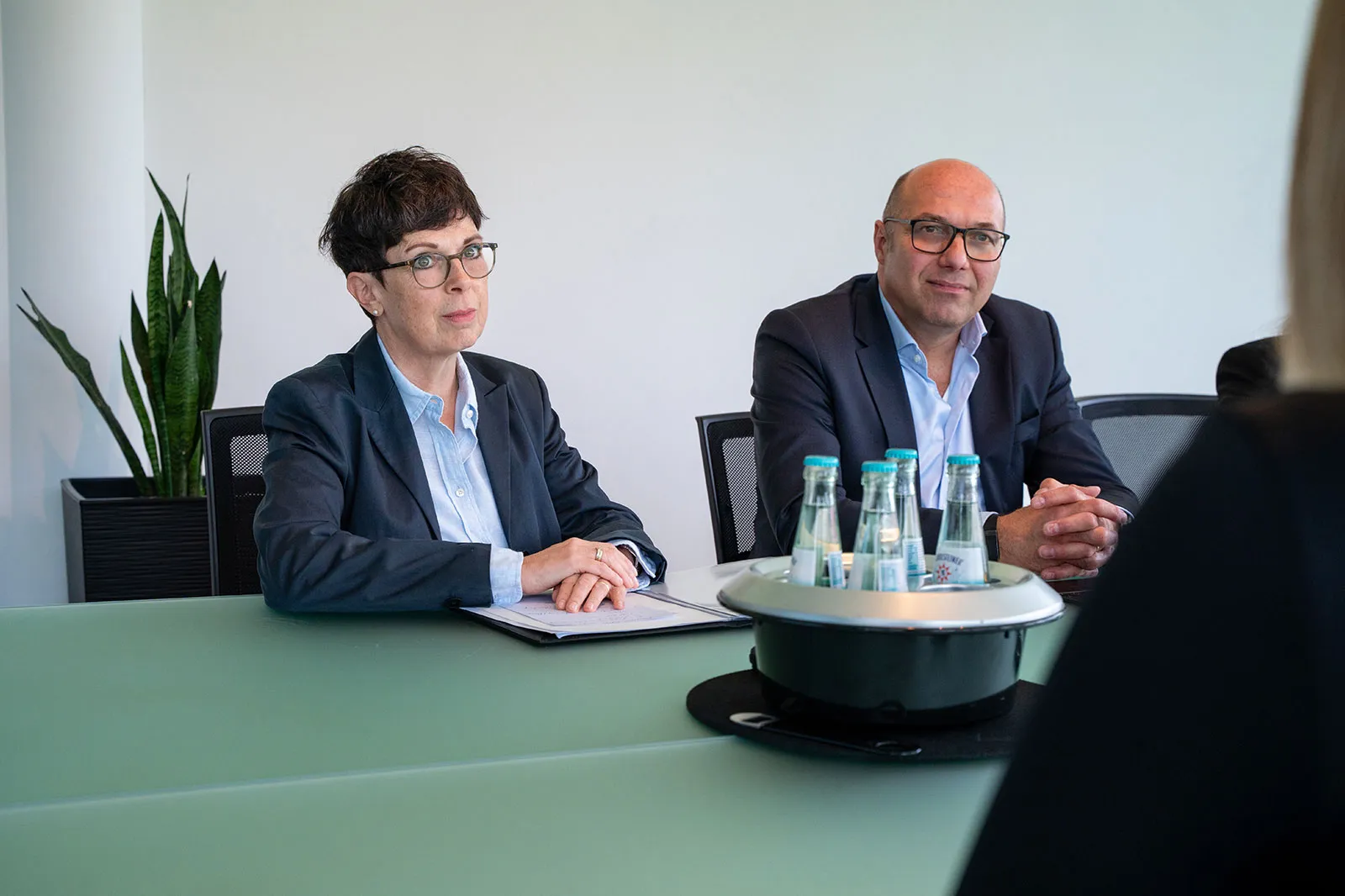 Katrin Arnold und Christian Krämer im Gespräch am Besprechungstisch