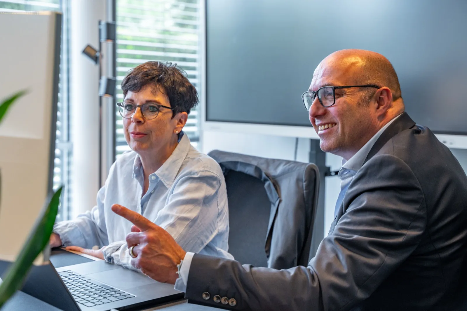 Katrin Arnold und Christian Krämer arbeiten gemeinsam am Laptop