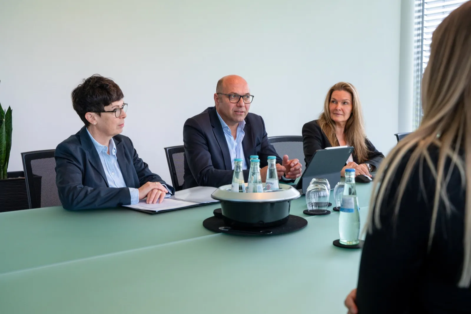 Katrin Arnold, Christian Krämer und Ute Wedekind in einer Besprechung am Konferenztisch